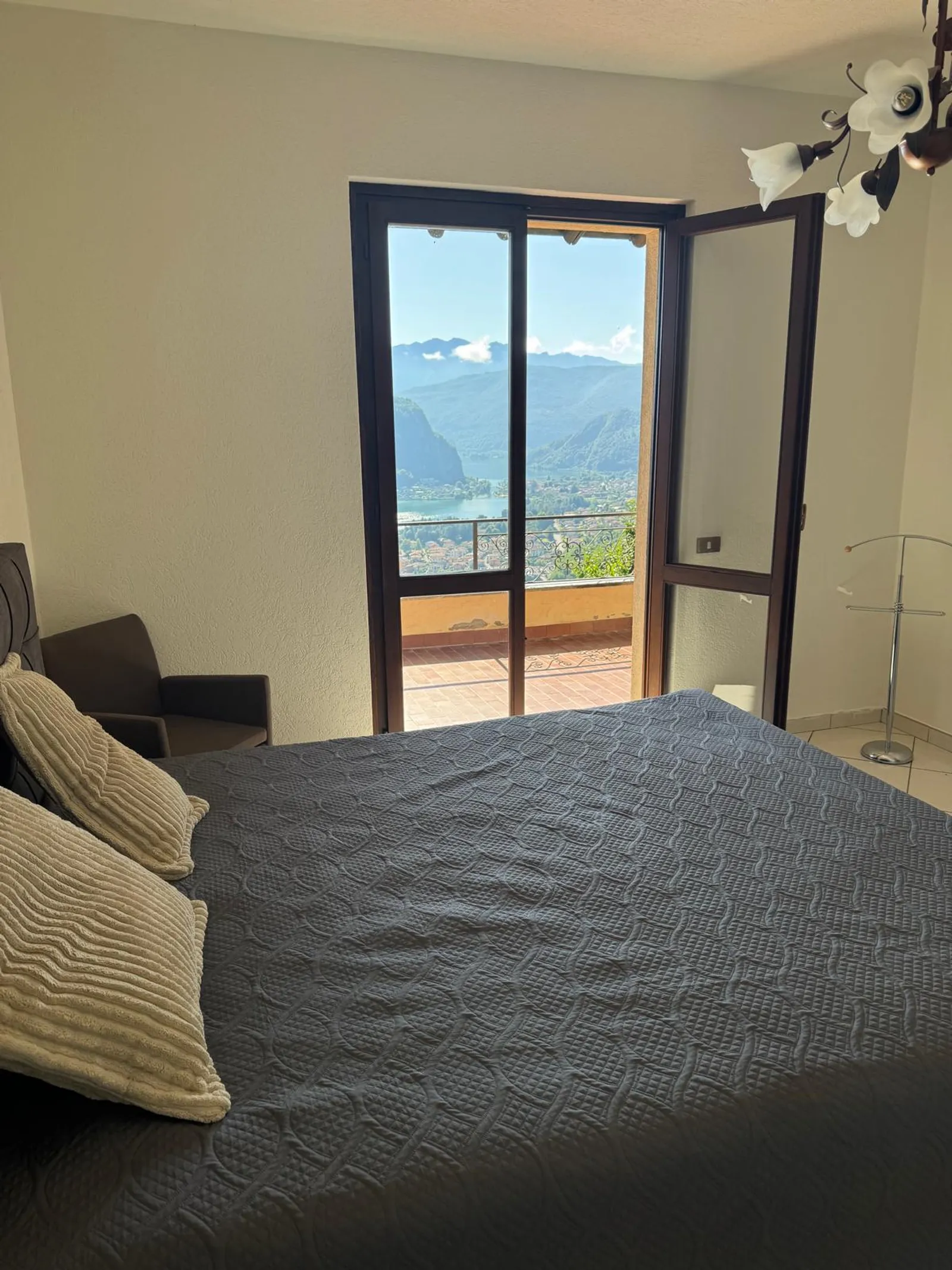 Ferienhaus Ponte Tresa – Schlafzimmer mit Balkontür und Aussicht
