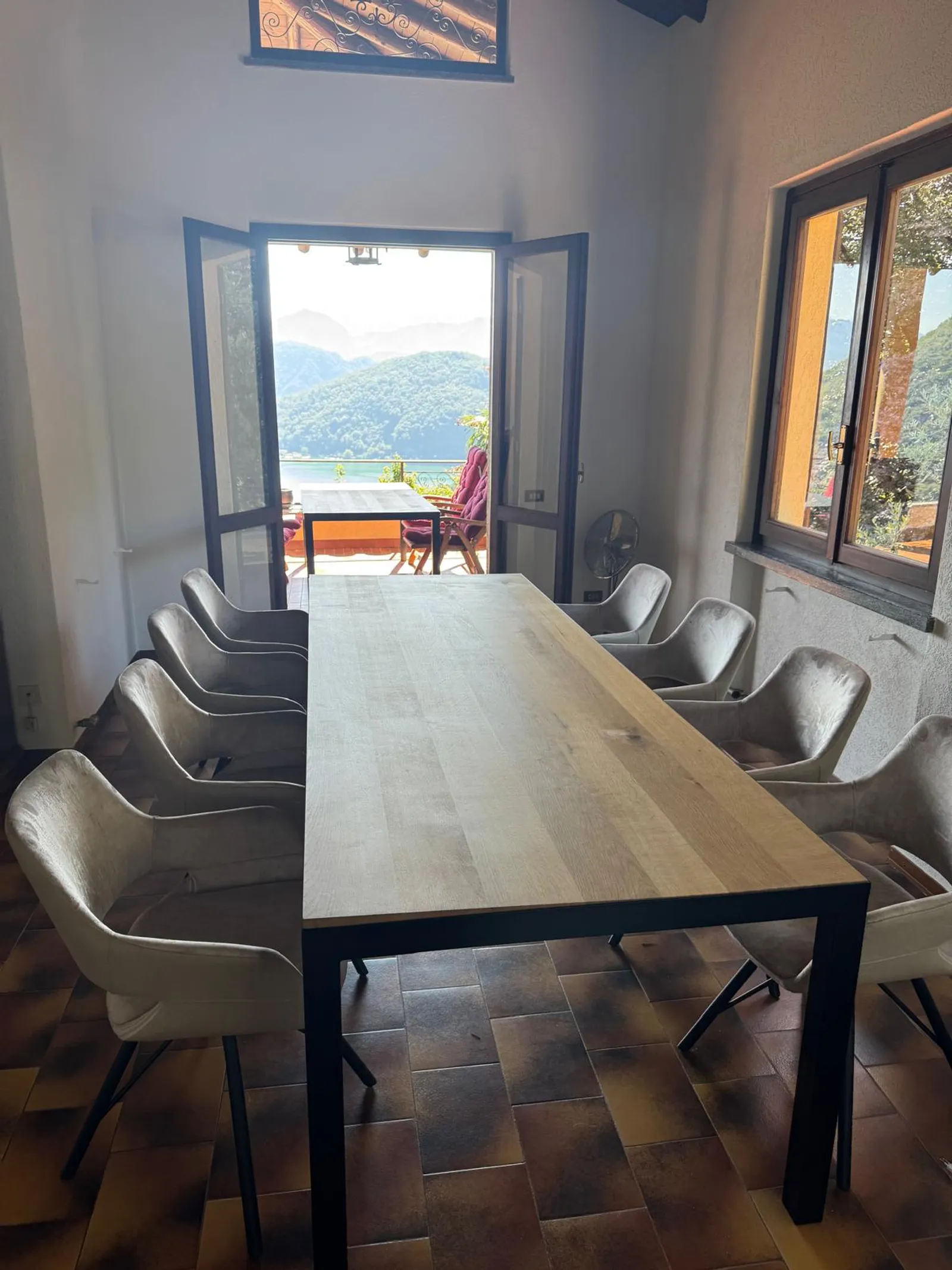 Ferienhaus Ponte Tresa – Balkon mit Esstisch