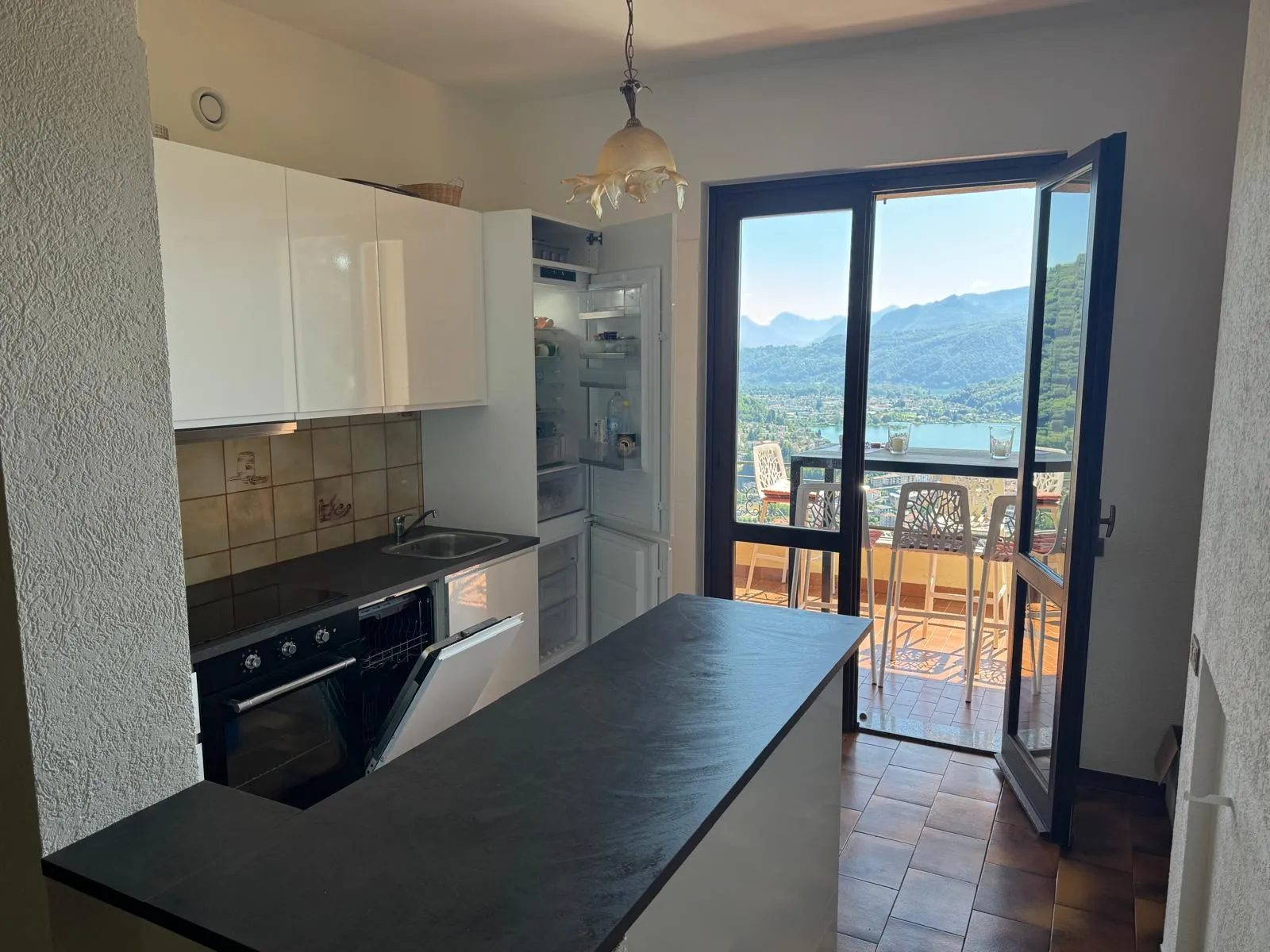 Ferienhaus Ponte Tresa – Küche mit Ausblick